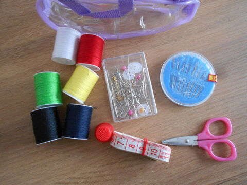 Petite trousse de couture de voyage  neuve 3 Retiers (35)
