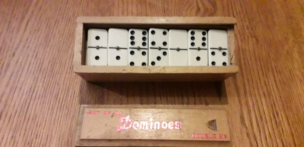 BO&Icirc;TE EN BOIS DE 28 DOMINOS DOUBLE SIX. Jeux / jouets