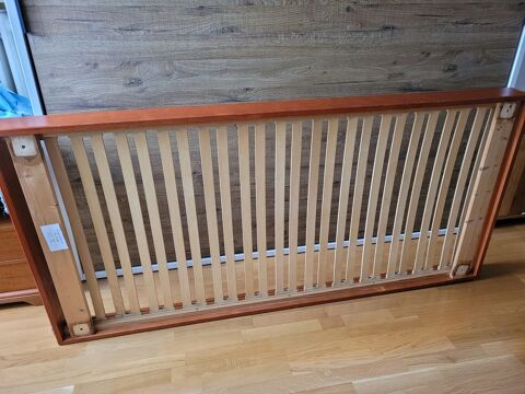 Lit 1 personne avec sommier  lattes en trs bon tat.
0 Paris 18 (75)