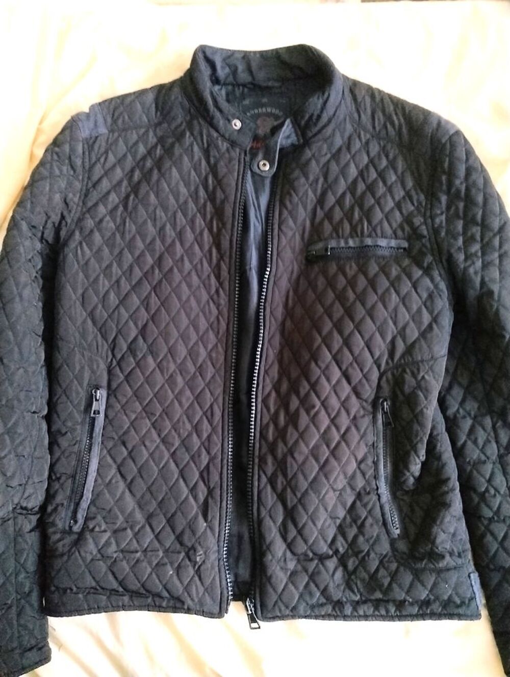 Veste noir matelass&eacute;e l&eacute;g&egrave;re et concfortable en bon &eacute;tat Vêtements