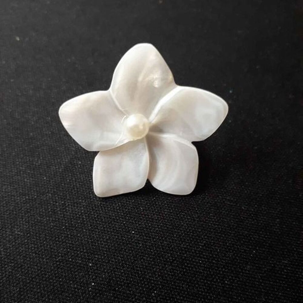 Bague fleur nacr&eacute; blanc Bijoux et montres