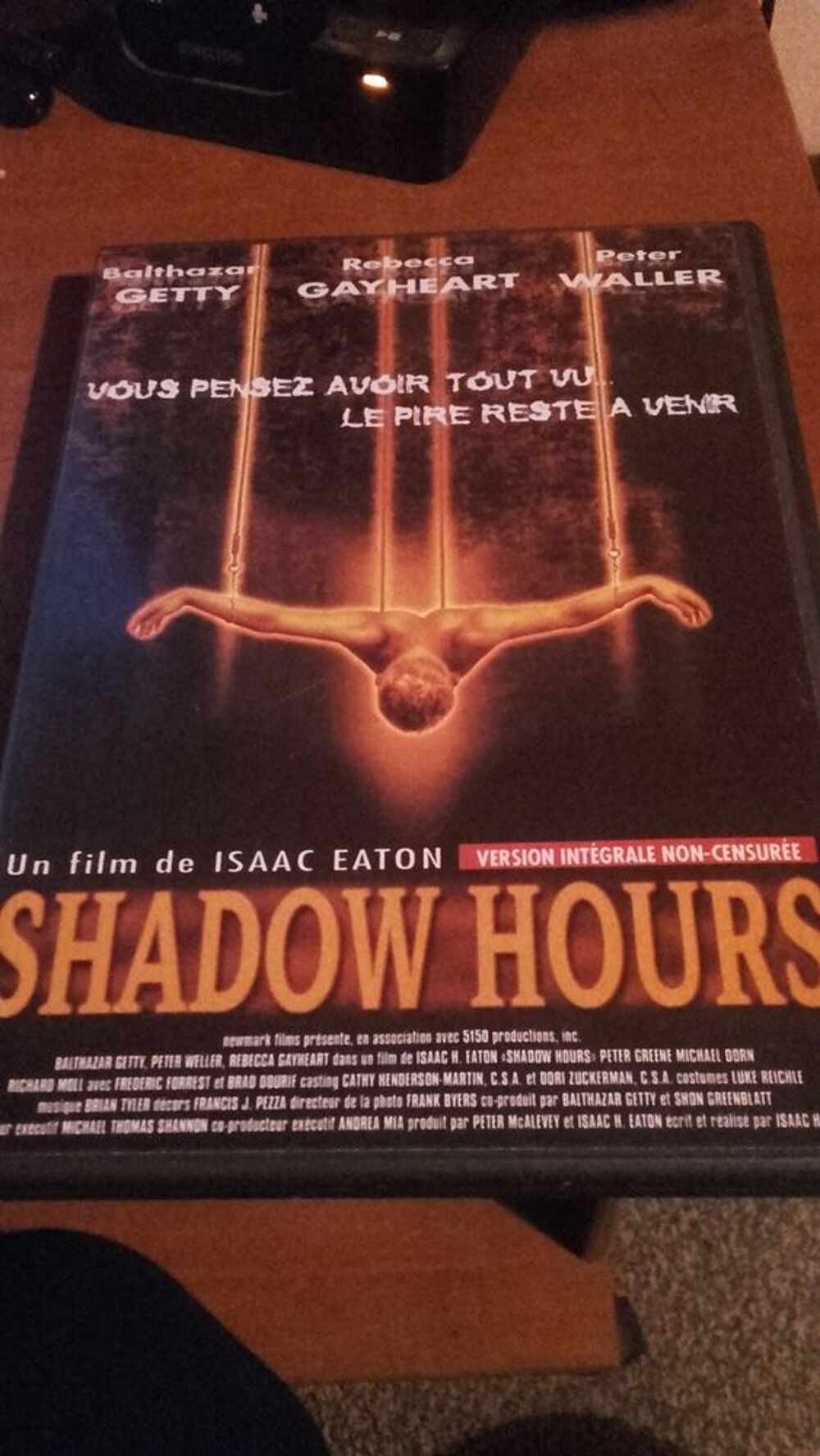 DVD Shadow Hours. Livraison possible DVD et blu-ray