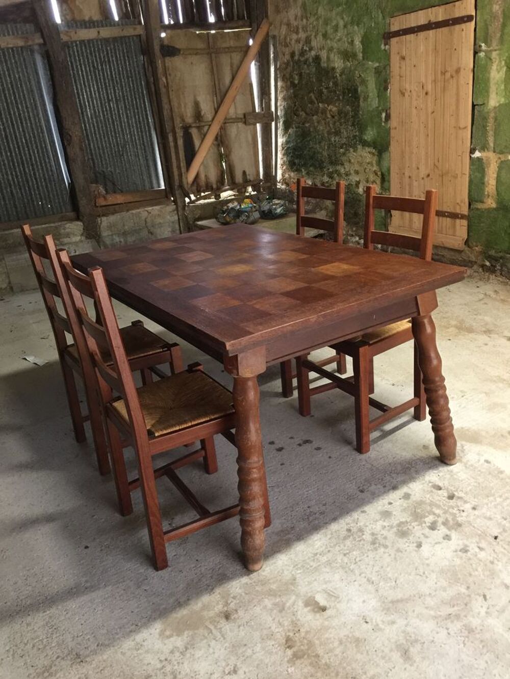 table avec quatre chaises dans l'etat prix 100euro Meubles