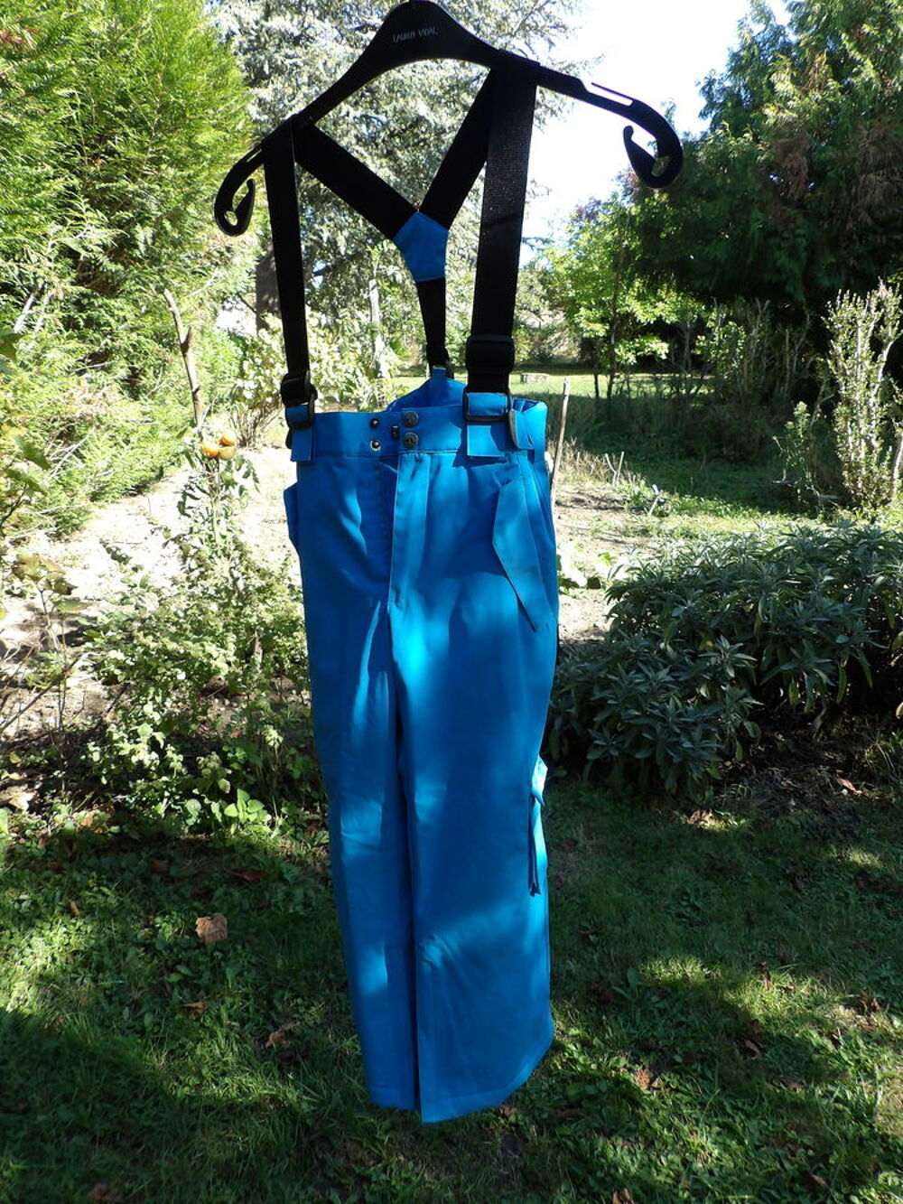 Ensemble (blouson, pantalon bretelle) COLOMBIA
Vêtements enfants