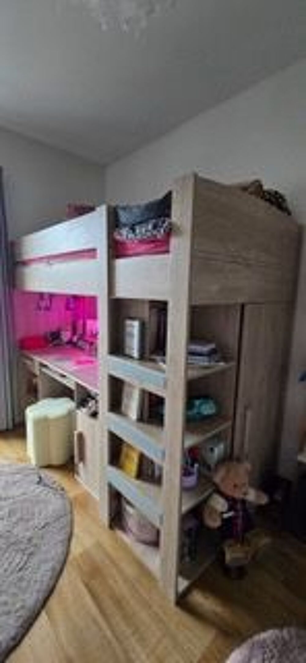 Lit avec bureau int&eacute;gr&eacute; en bois . Meubles