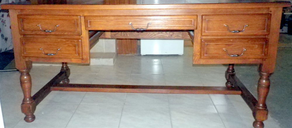 Bureau en ch&ecirc;ne massif 
Meubles