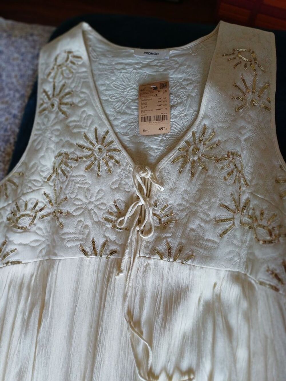 Tr&egrave;s jolie robe longue , neuve brod&eacute;e dor&eacute;, blanc cass&eacute; Vêtements
