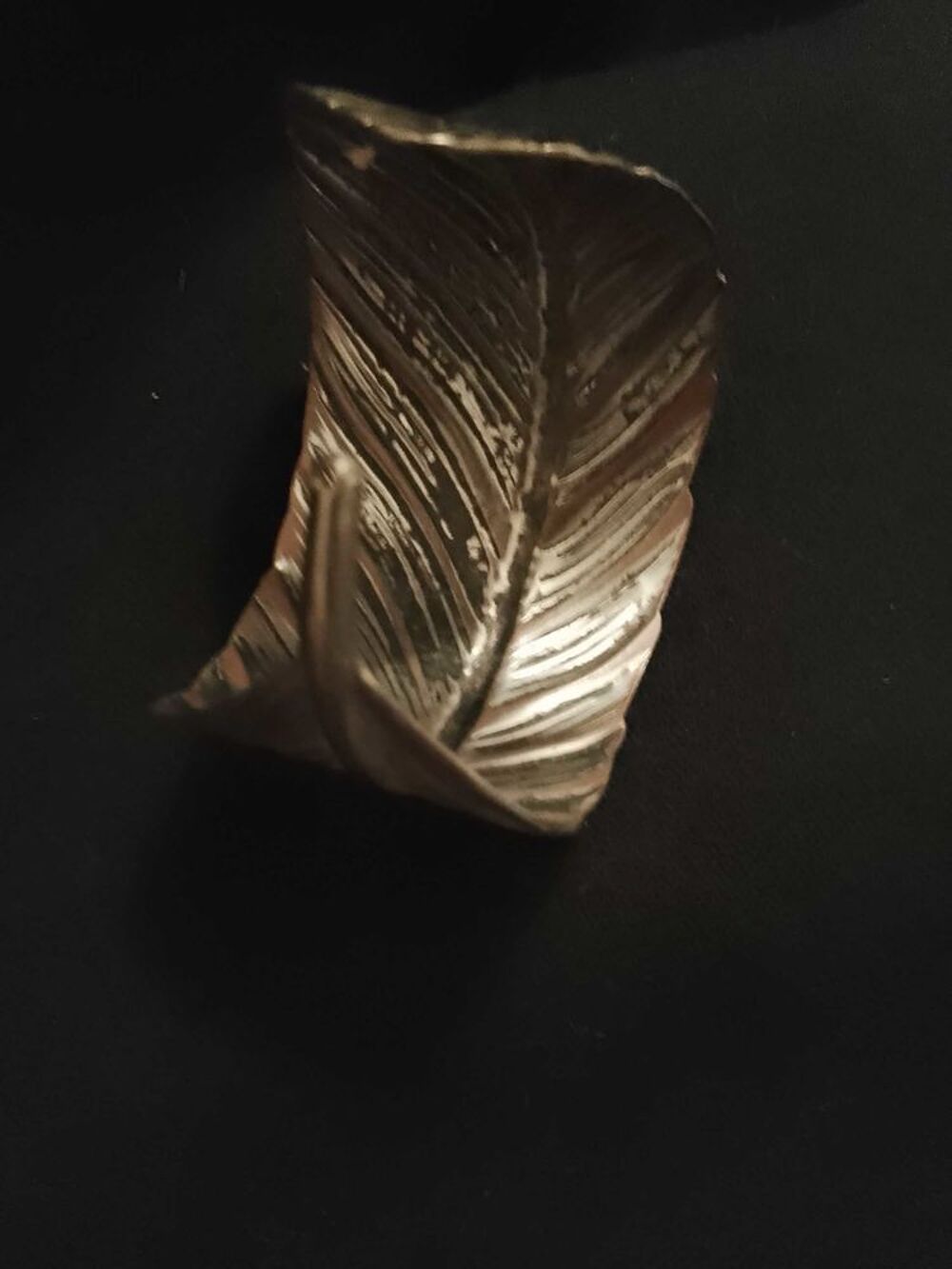 bracelet feuille en m&eacute;tal Dor&eacute;. Bijoux et montres