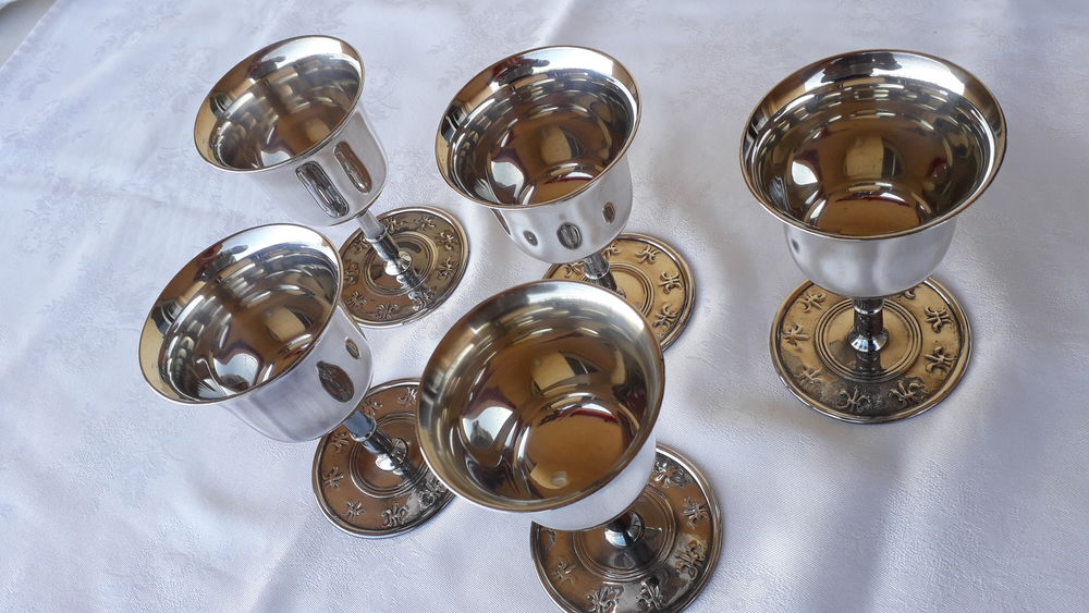 Verres &agrave; pied en m&eacute;tal argent&eacute;
Décoration