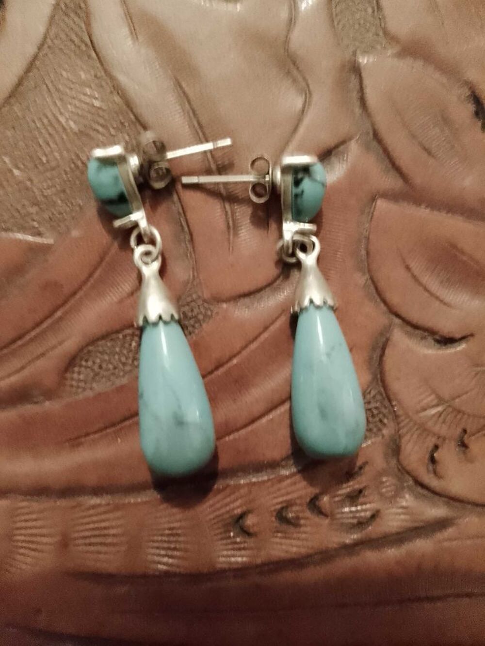 boucles d'oreilles bleues claires sur m&eacute;tal argent&eacute; neuves. Bijoux et montres