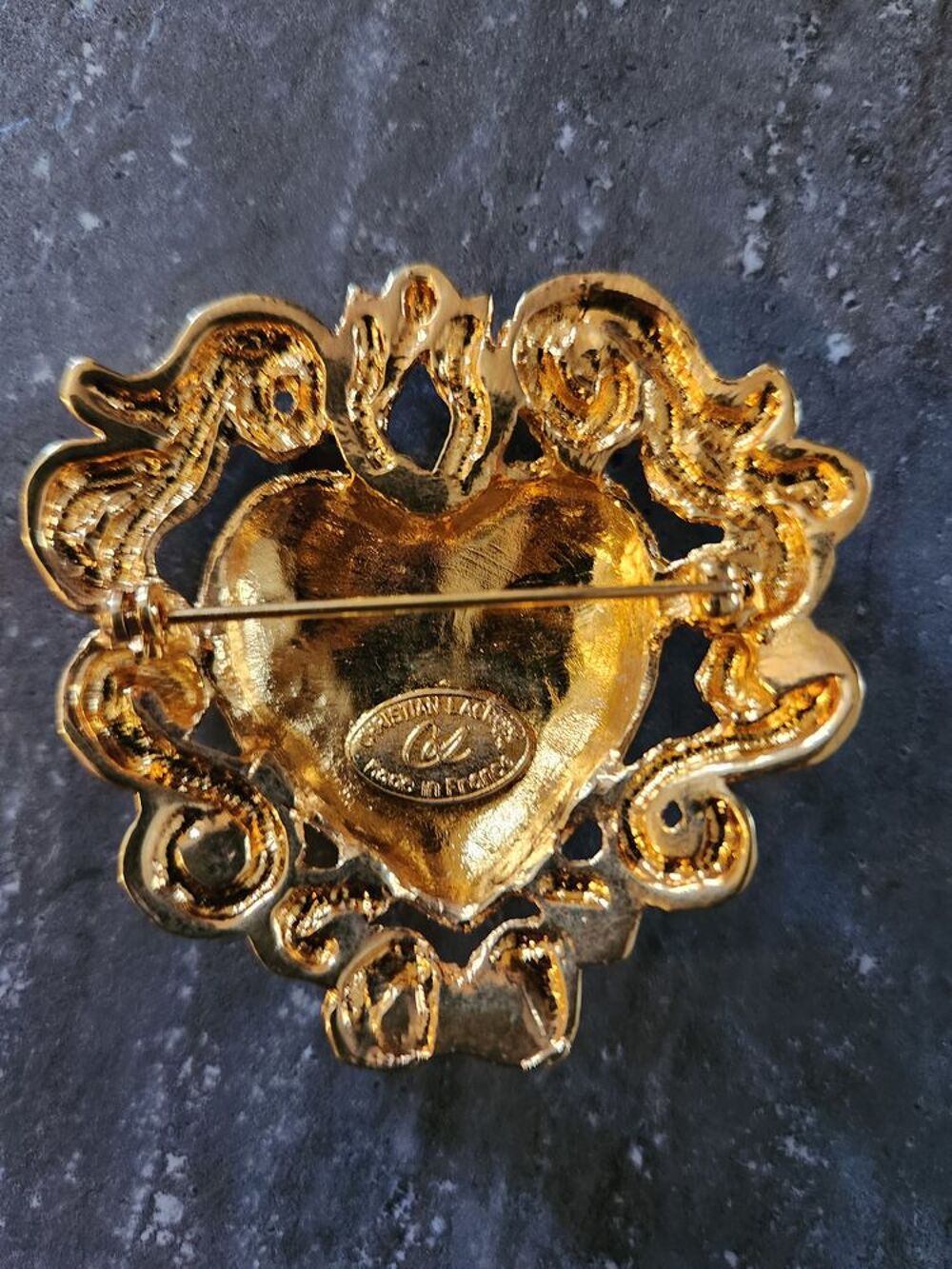 Broche coeur CL dor&eacute;e arabesque Christian LACROIX Bijoux et montres