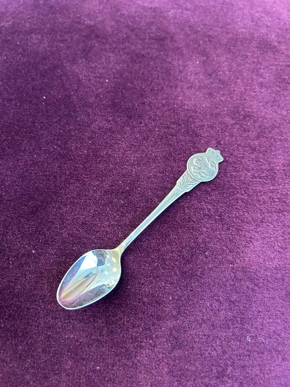 Cuill&egrave;re &agrave; th&eacute; avec armoiries en forme de b&eacute;b&eacute; dans un cercl Décoration