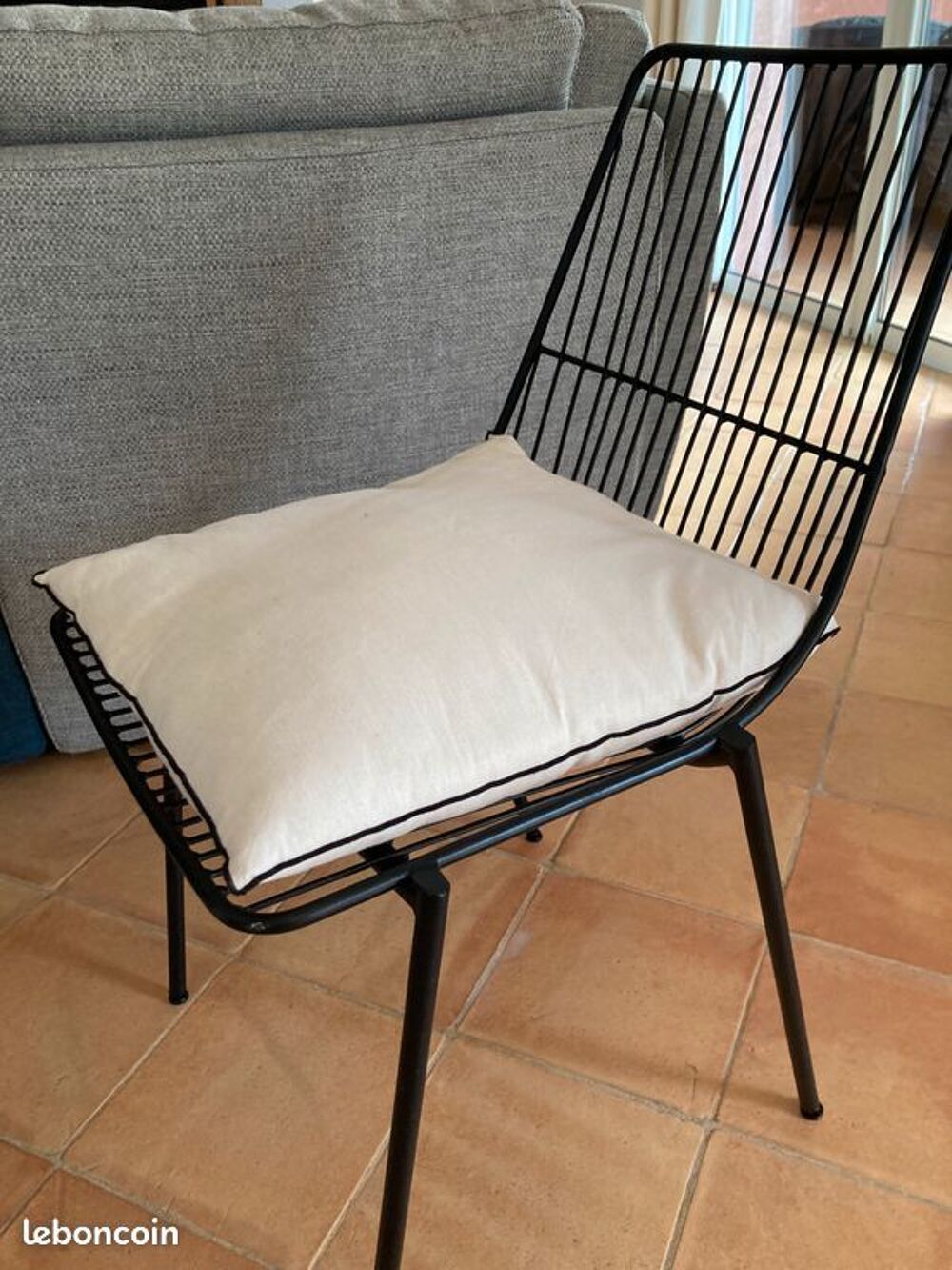 CHAISES alin&eacute;a Meubles