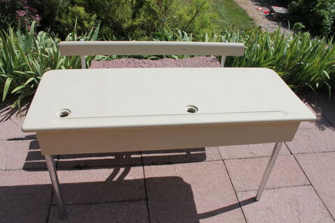 TABLE ECOLIER,ENTIEREMENT RELOOKEE. TBE. 120 �loie (90)