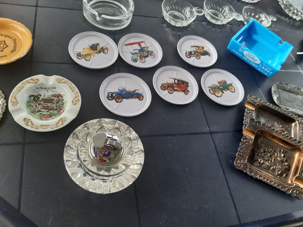 Cendriers &amp; Sous-verres ou bouteilles anciens. Décoration