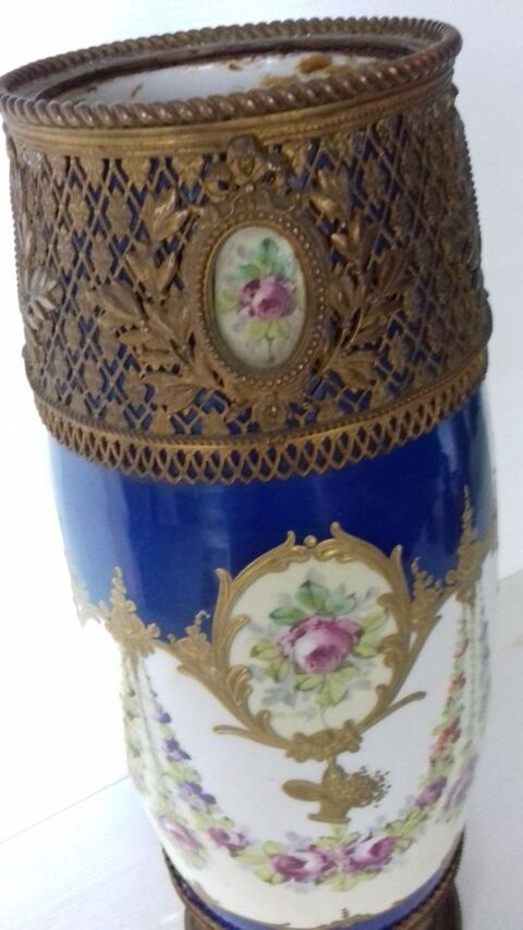  vase en porcelaine  1250 Ch�tillon-sur-Seine (21)