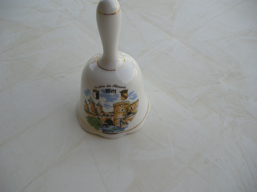 Cloche de table en porcelaine ? neuve
Décoration