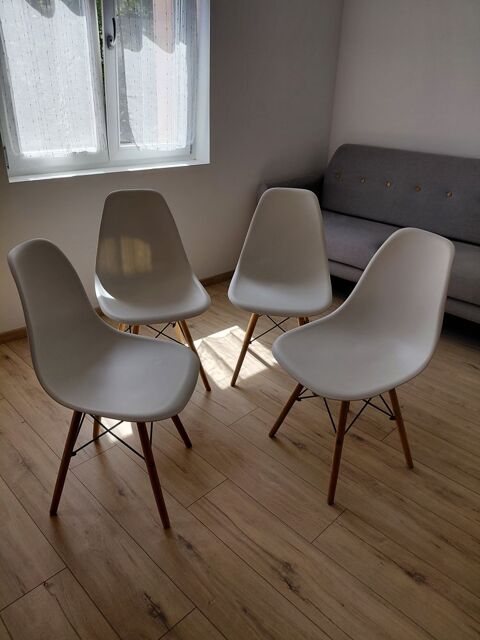 4 Chaise de cuisine (plastique rigide) urgente Colmar (68)