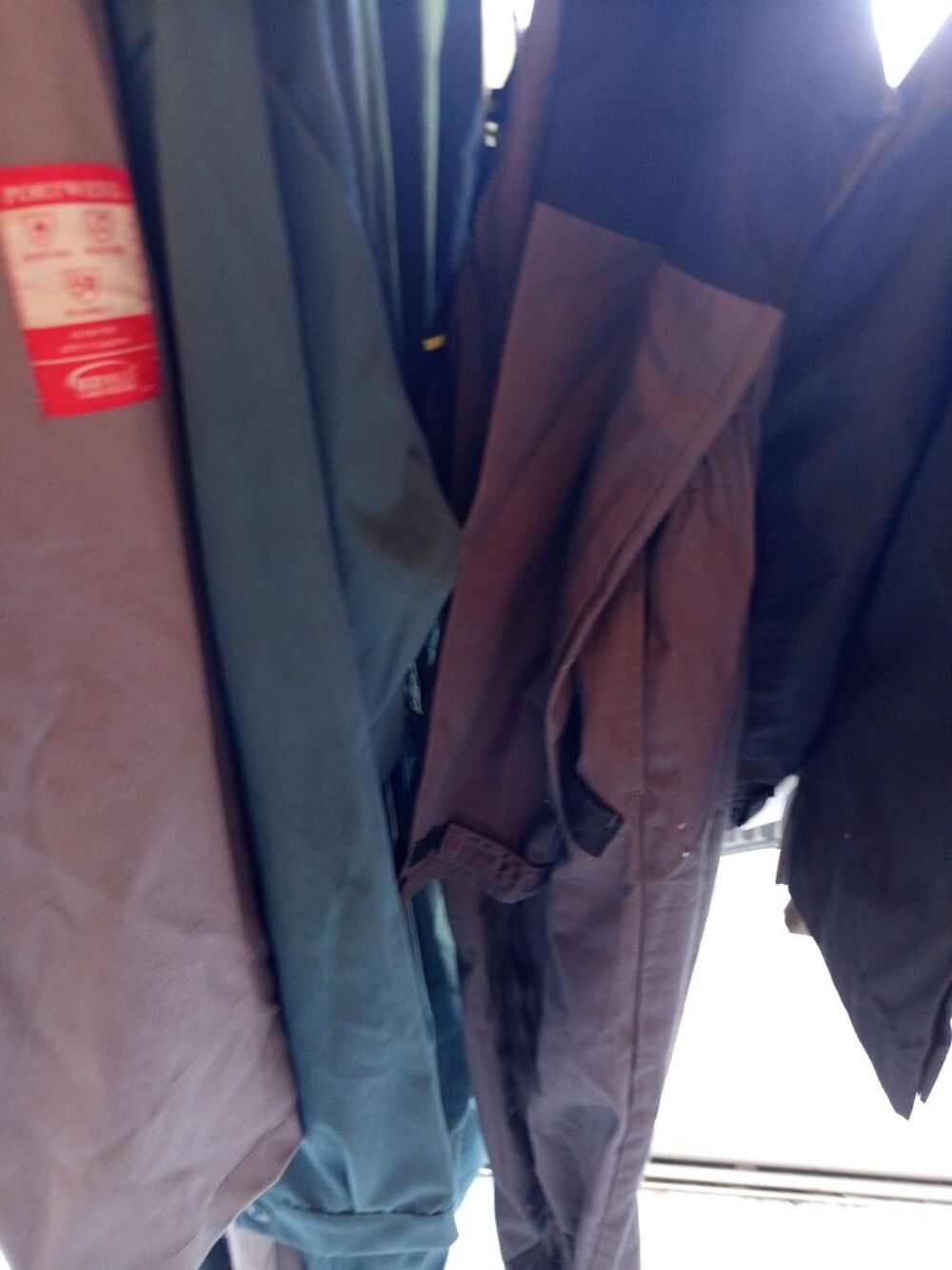 UN LOT DE VETEMENT NEUF 
Vêtements