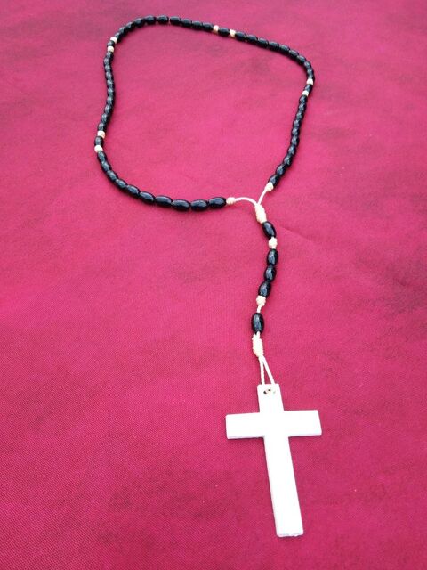 Chapelet perles noires avec croix blanche (1-2) 5 Avermes (03)
