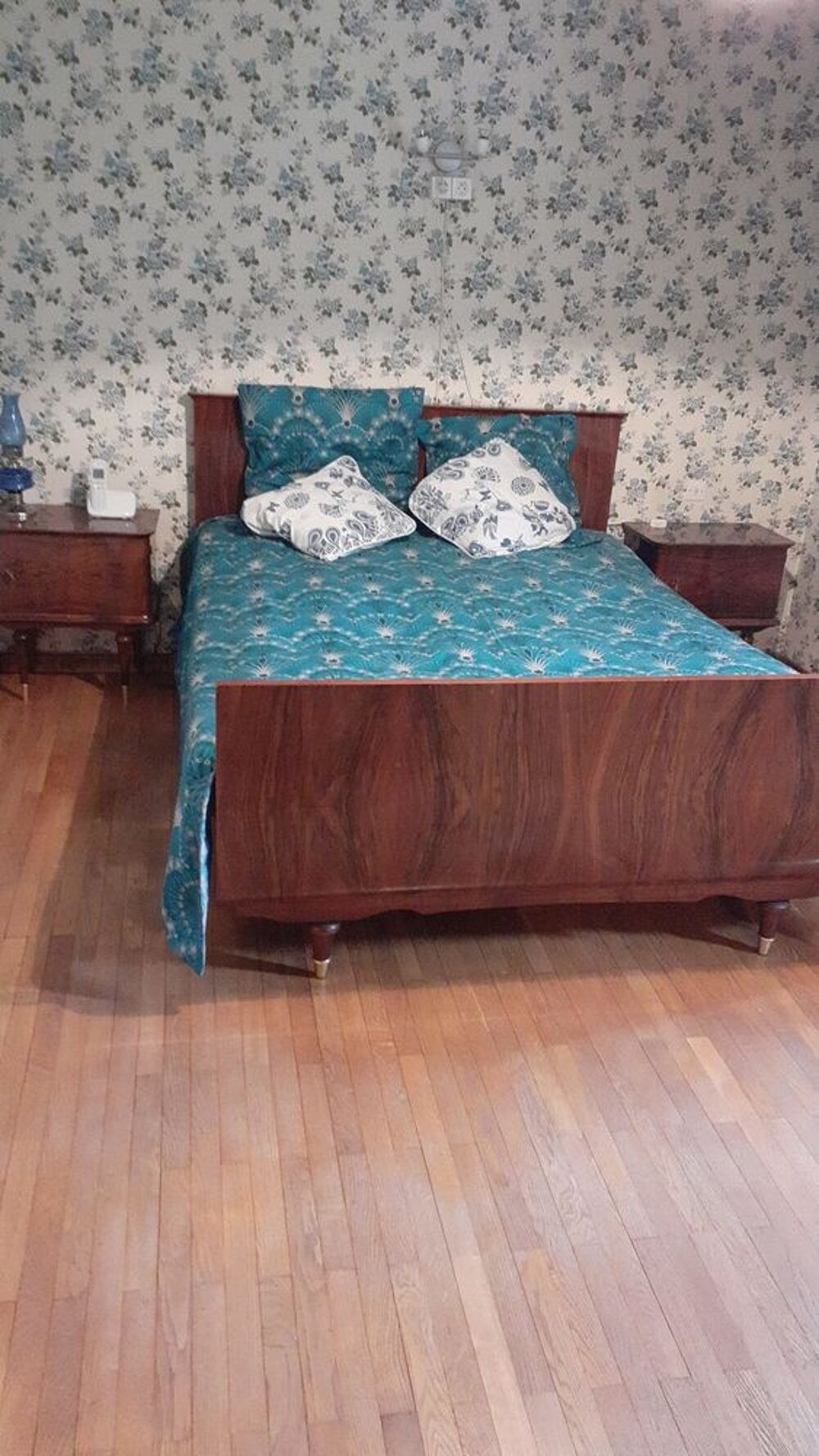 Chambre &agrave; coucher loupe de noyer vernis Meubles