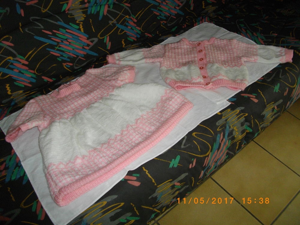 ROBE ET VESTE EN LAINE BLANCHE ET ROSE Vtements enfants