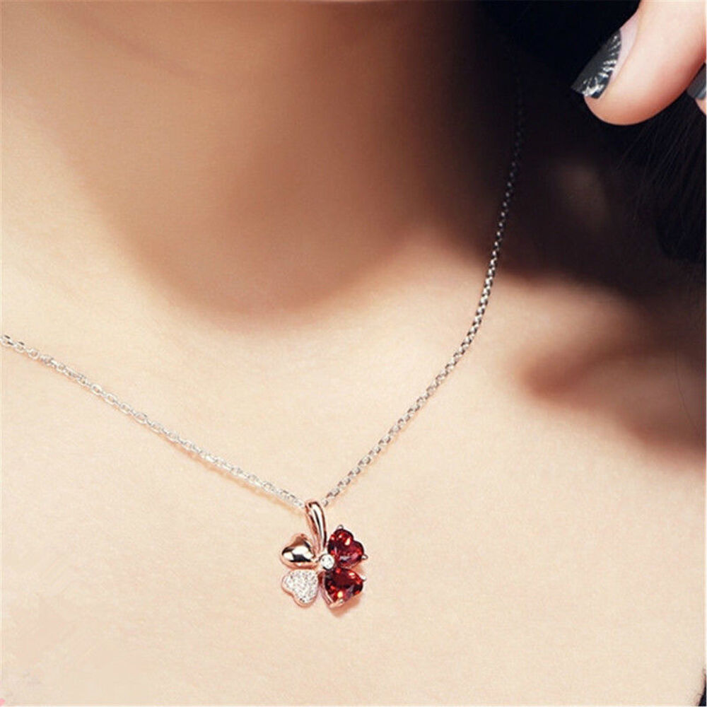 29 pendentifs tr&ecirc;fle Bijoux et montres