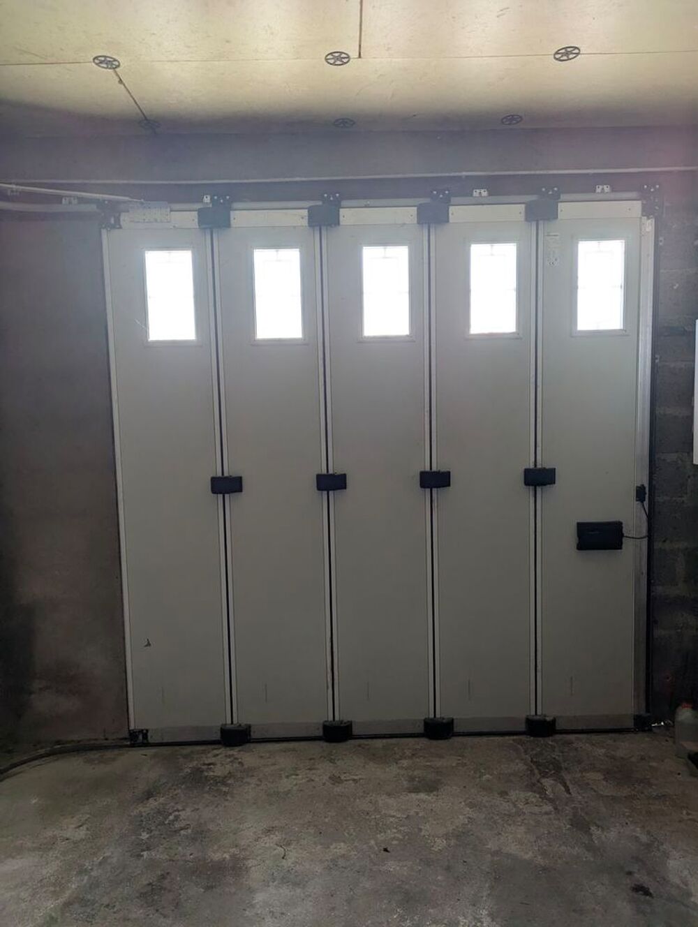 Porte de garage blanche avec fen&ecirc;tres
Bricolage