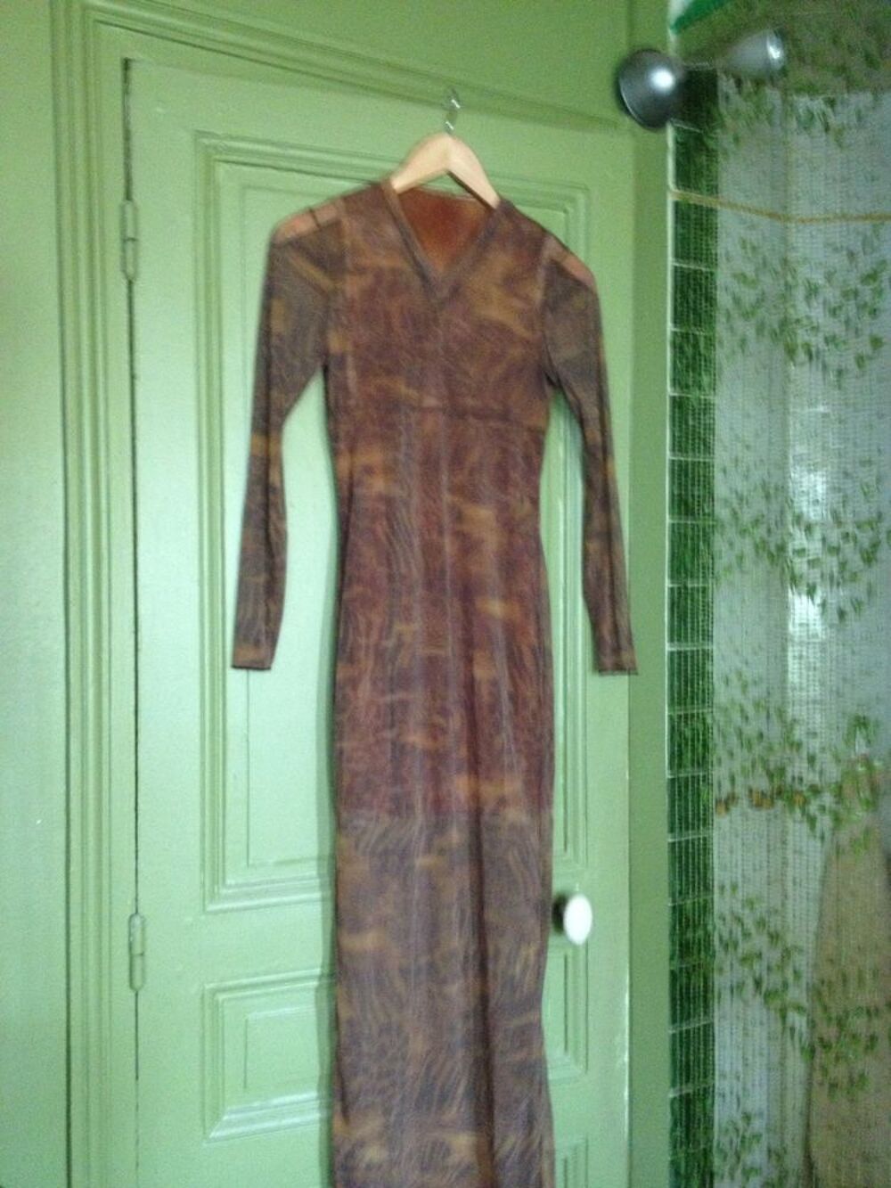 Robe longue pr&egrave;s du corps. Vêtements