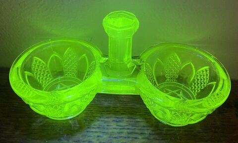 serviteur poivre sel uranium glass, verre ouraline 25 Issy-les-Moulineaux (92)