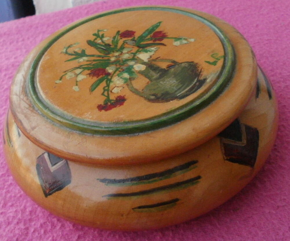 Boite en bois laqu&eacute; ou vernis,(bouquet dans un vase ), sign&eacute; Décoration