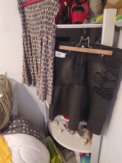 jupe toute taille. 4 Tourette-du-Ch�teau (06)