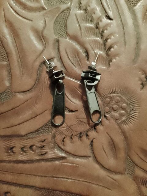 boucles d'oreilles dor�es fonc�es enfants. 2 Carqueiranne (83)