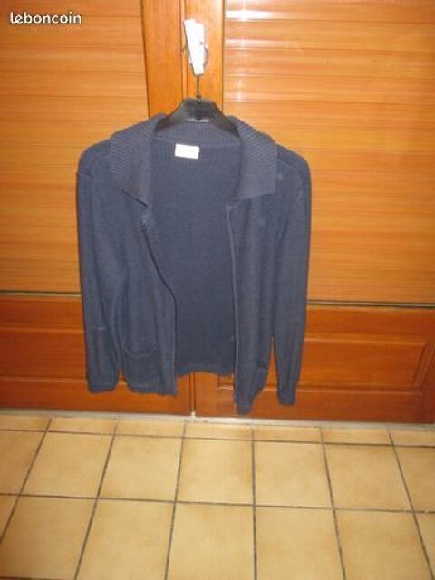 Gilet bleu marine avec fermeture éclaire
contact : abc2020 0 Mérignies (59)