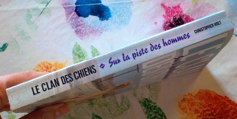 LE CLAN DES CHIENS T1 SUR LA PISTE DES HOMMES de C. HOLT Livres et BD