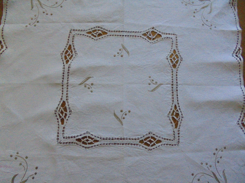 Nappe th&eacute; brod&eacute;e + serviettes (52) Décoration