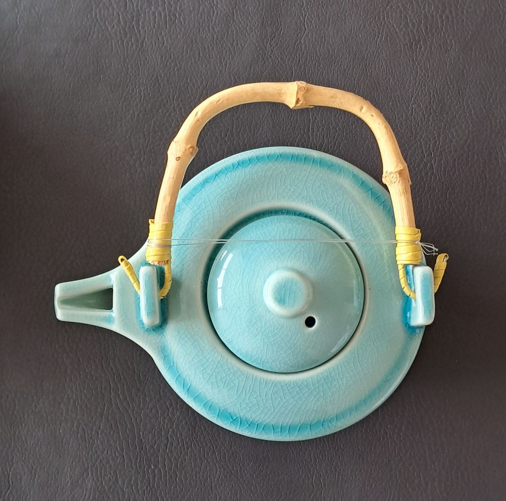 th&eacute;i&egrave;re en c&eacute;ramique &eacute;maill&eacute;e bleu avec anse en bambou Cuisine