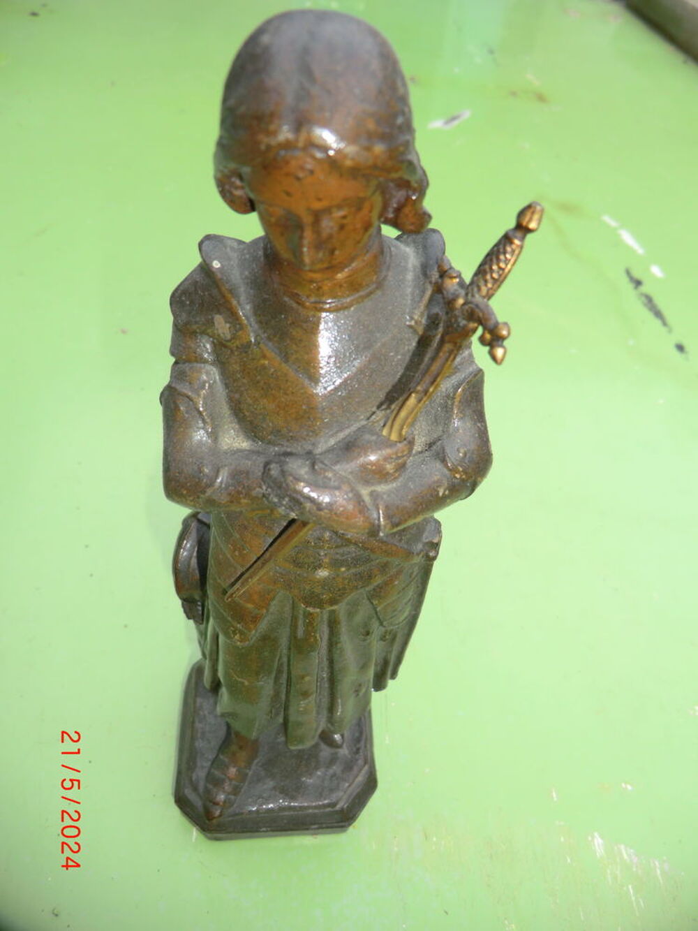 Statue de Jeanne-d'Arc en r&eacute;gule
D&eacute;but 20 em
Hauteur: 22 cm Décoration