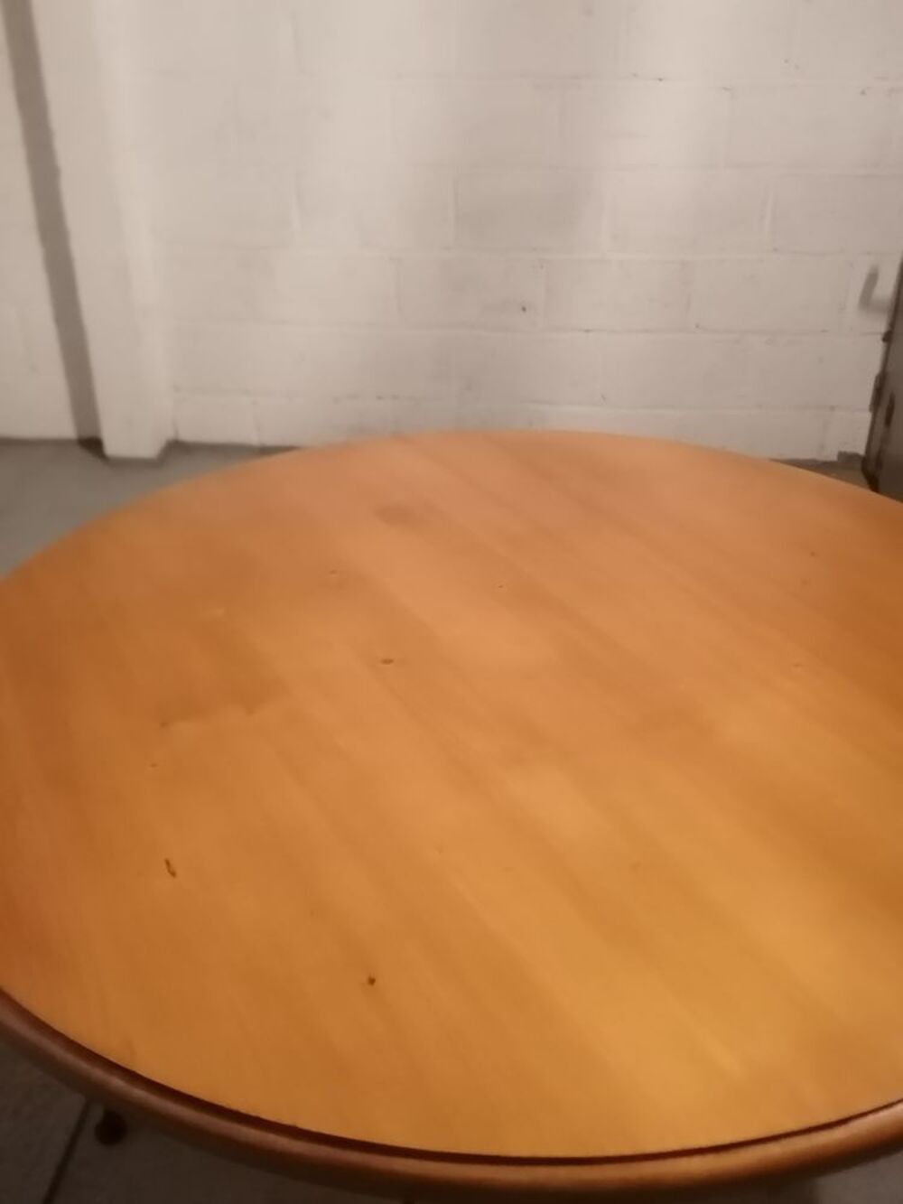 Table ronde en pin massif et pied fer Meubles
