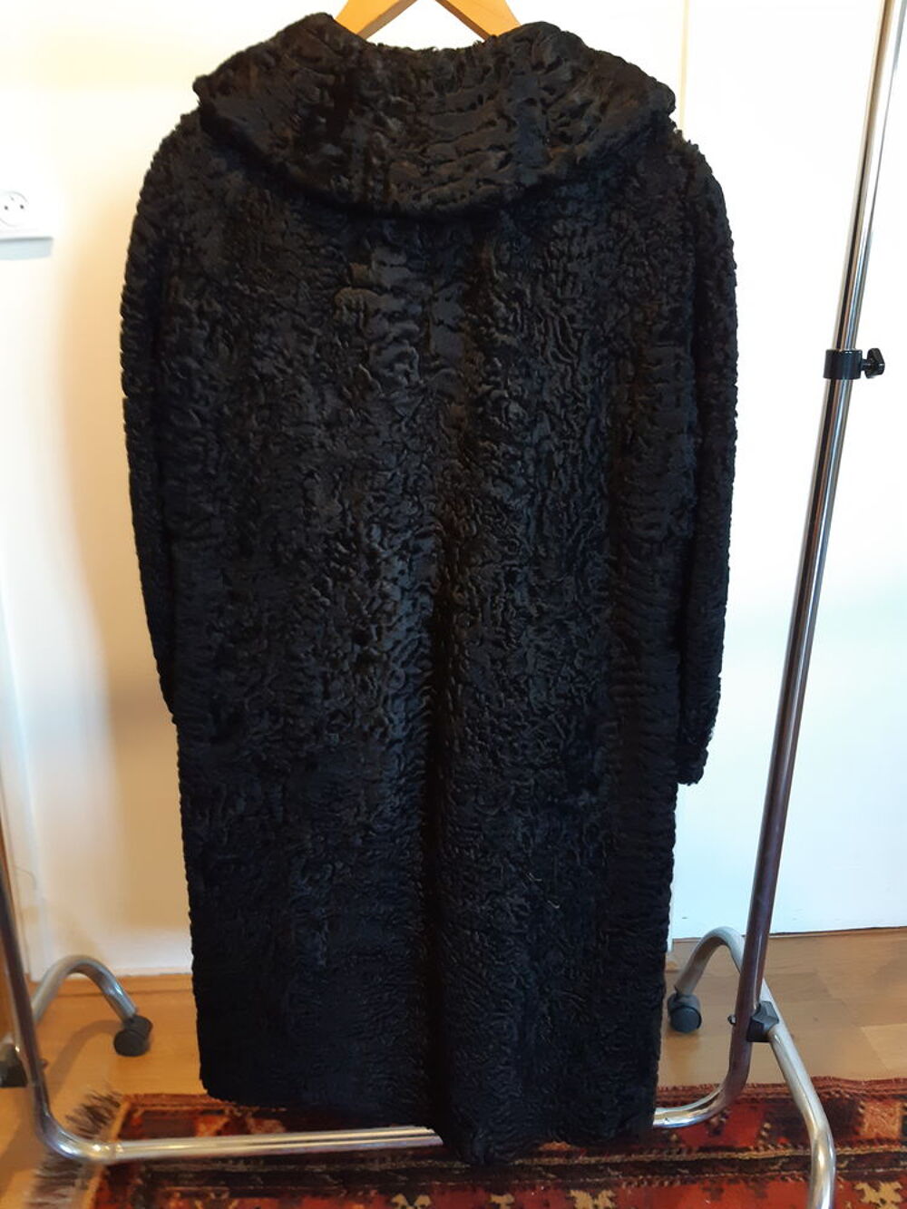 Manteau d'astrakan noir pour dame Vêtements