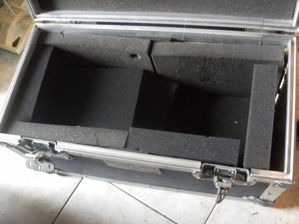 2 FLIGHT CASE/MALETTE AVEC CORNIERES ET COINS EN ALU Instruments de musique