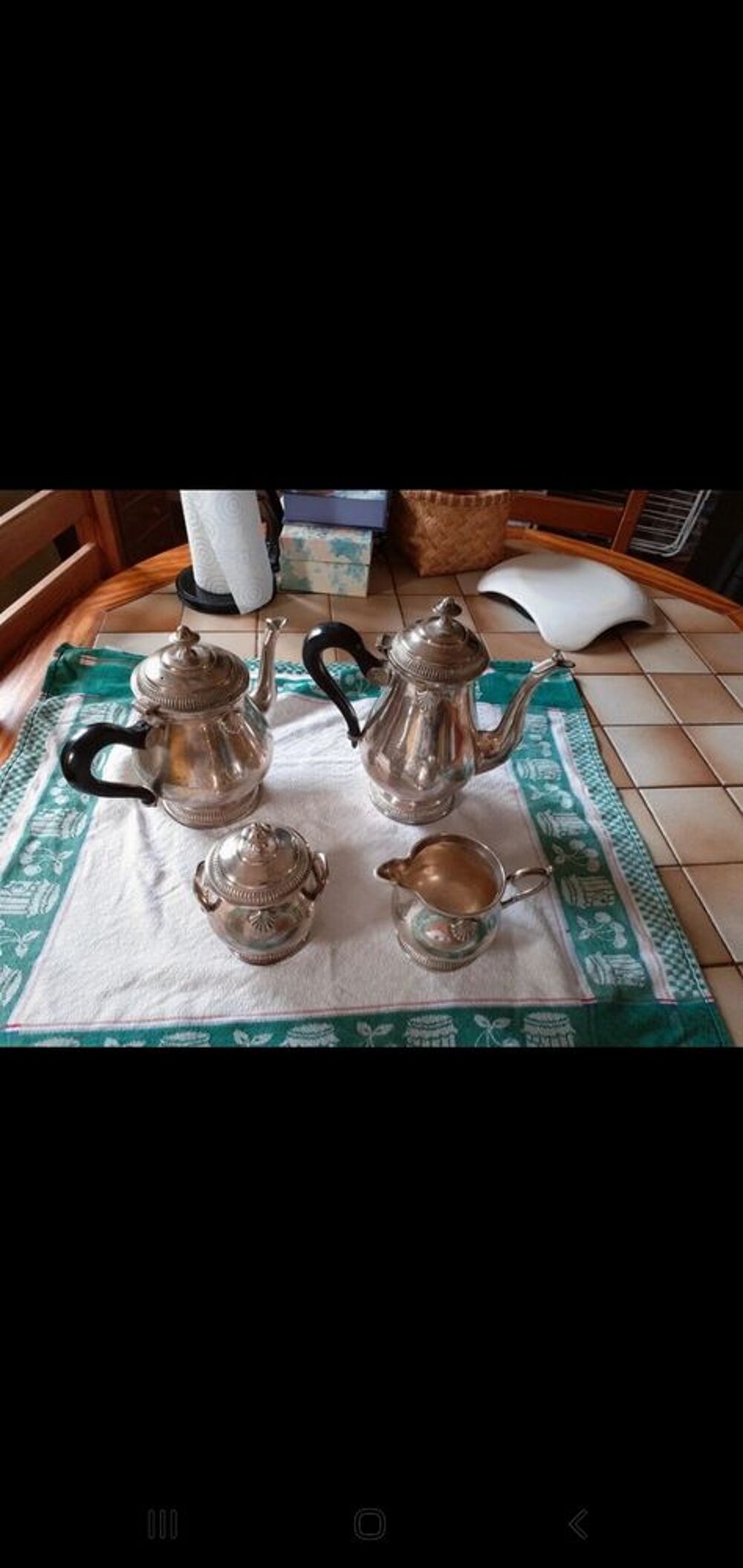 Service &agrave; caf&eacute; m&eacute;tal argent&eacute; 
Décoration