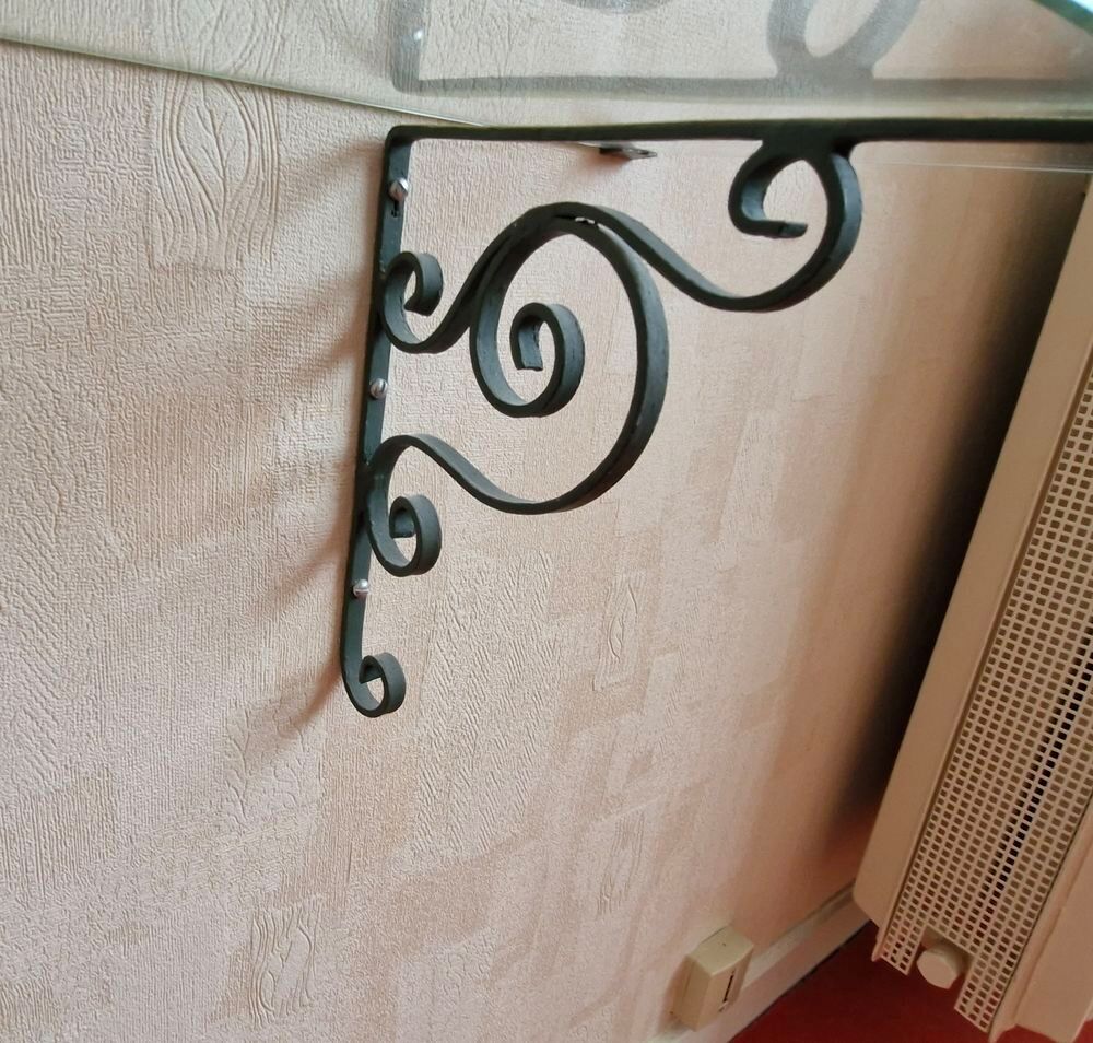 ETAGERE MURALE EN VERRE ET SUPPORT DE FIXATION EN BRONZE
Meubles