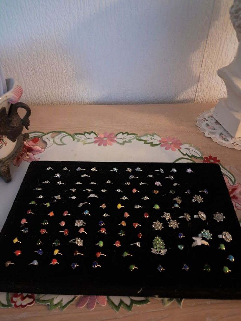 Lot de 100 bagues pour femme et enfant. Bijoux et montres