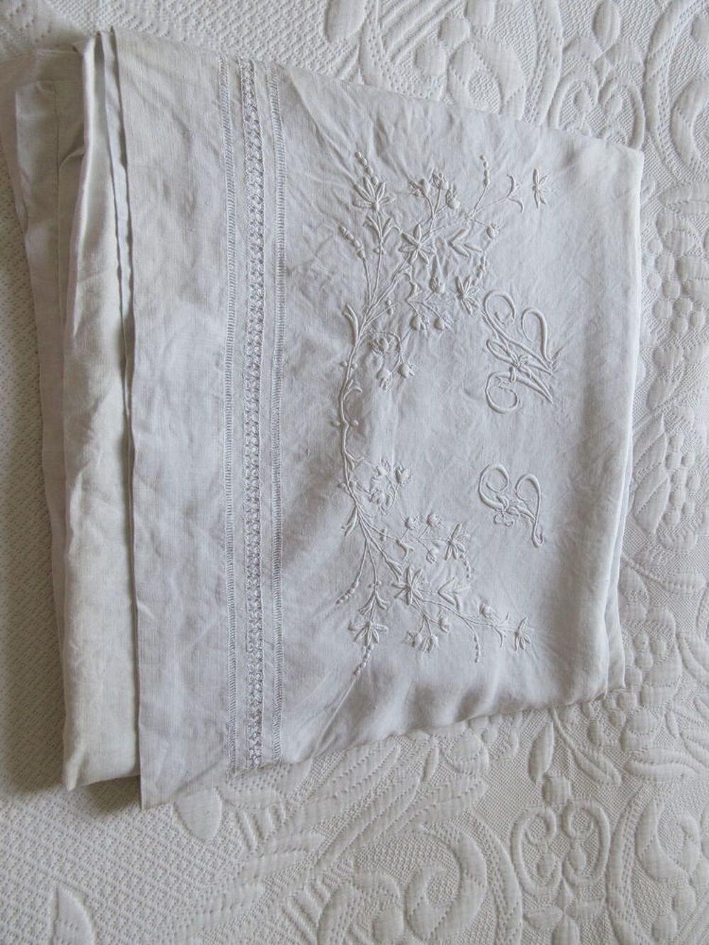 Drap ancien brod&eacute; main Vêtements