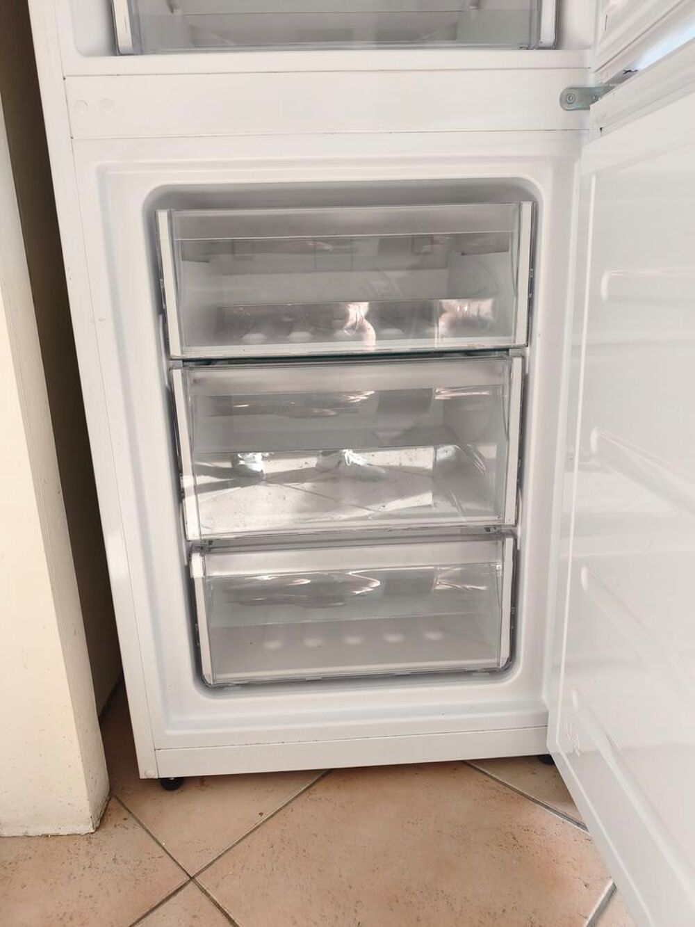 R&eacute;frig&eacute;rateur cong&eacute;lateur Indesit blanc Electroménager