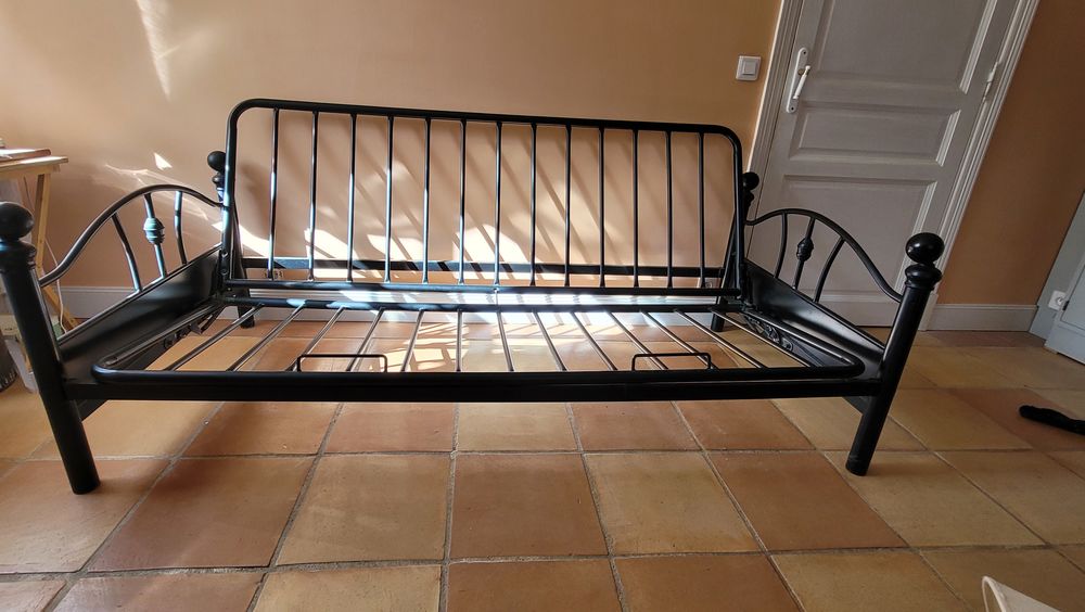 canap&eacute; convertible ( Clic-Clac) en m&eacute;tal . Etat neuf. Meubles
