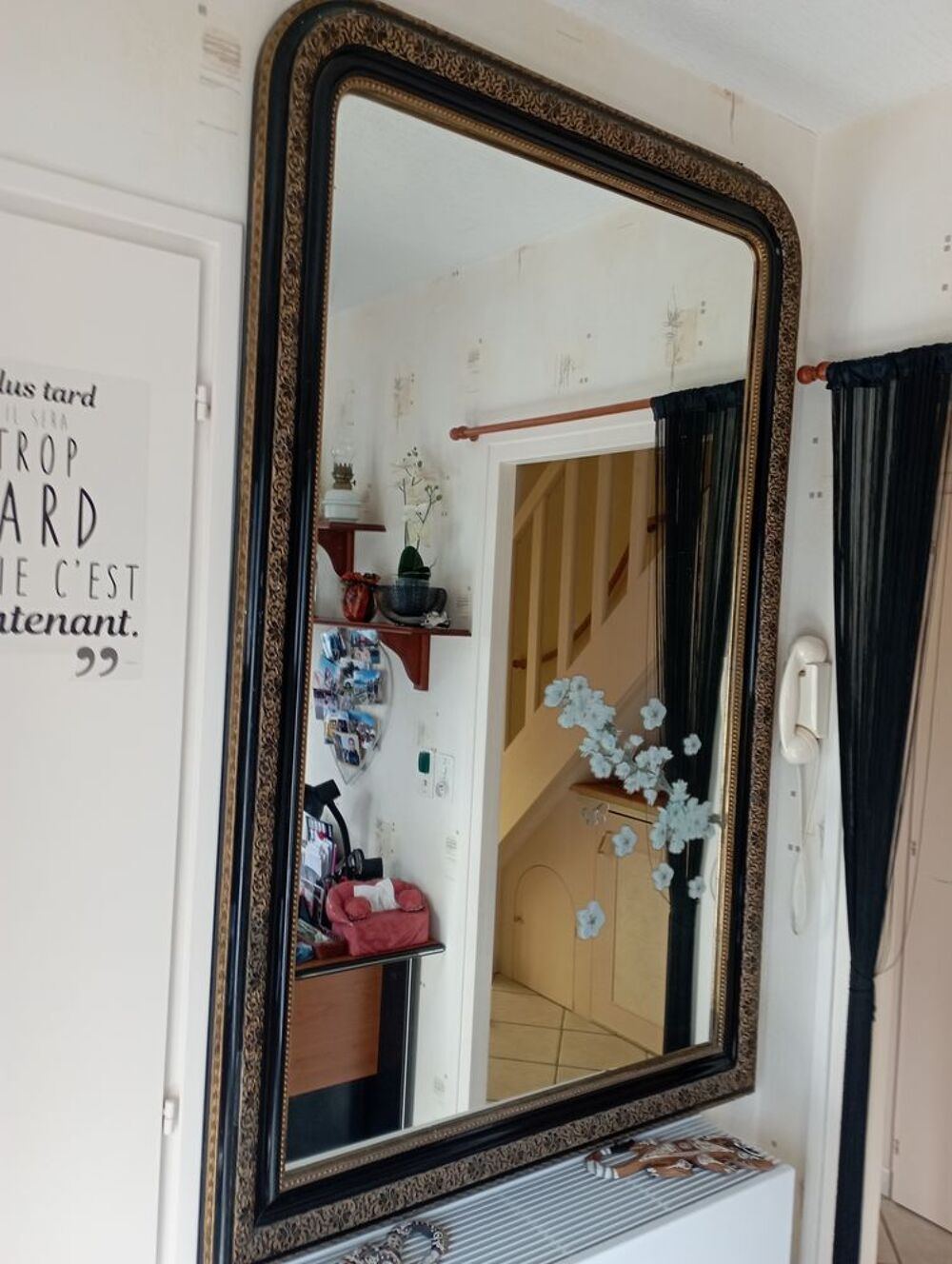 tr&egrave;s beau MIROIR , avec un cadre noir, miroir ancien Décoration