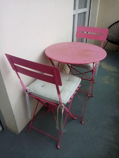 table rose avec ses 2 chaises roses avec coussins de chaise
20 vry (91)