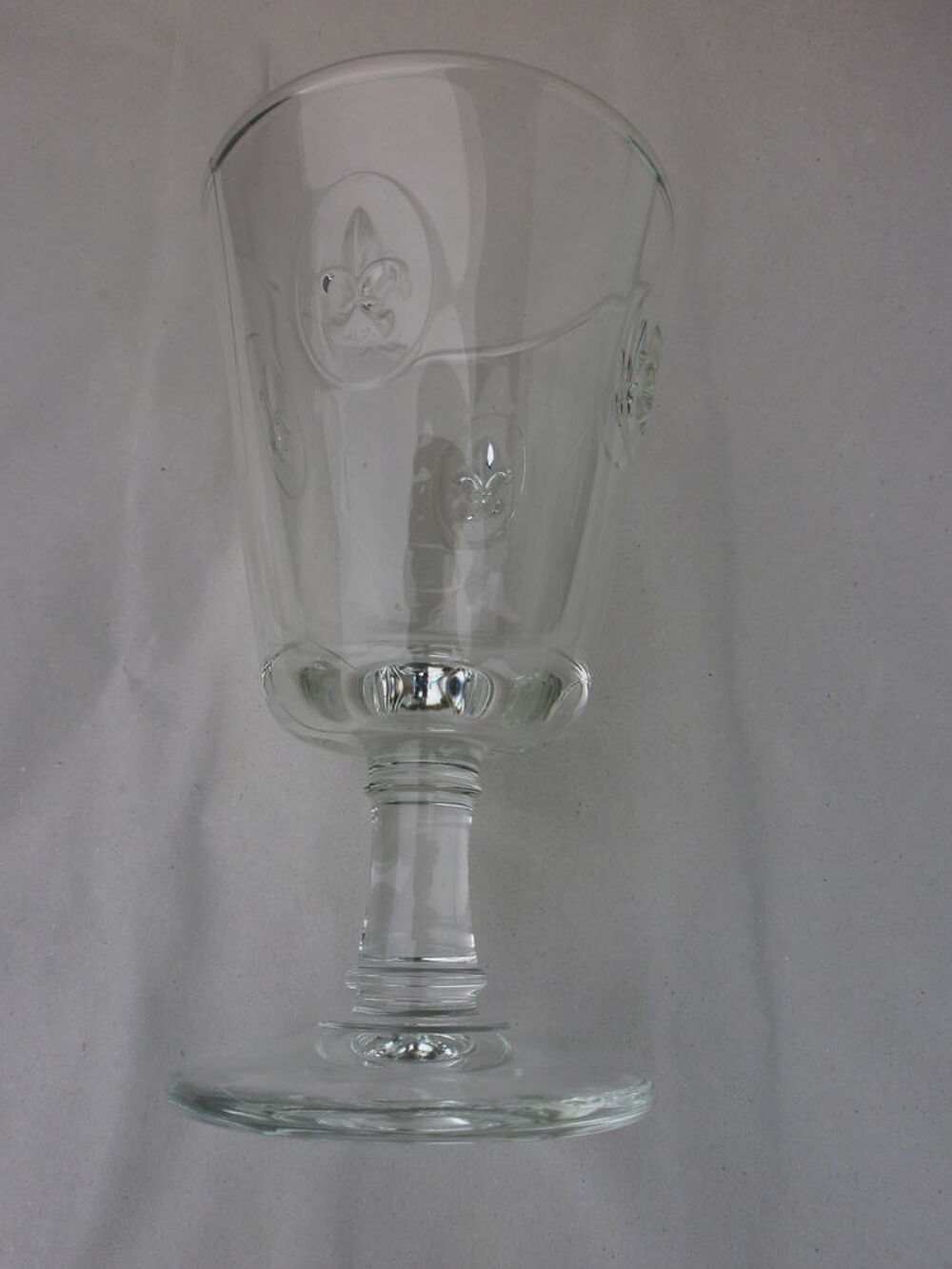 LOT 12 VERRES A PIED FLEURS DE LYS Décoration